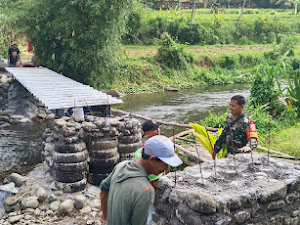 Koramil 1609-03/ Seririt Dampingi Bangun Jembatan Penghubung Tiga Desa di Buleleng