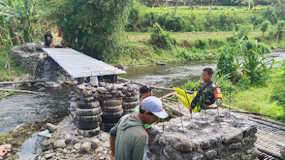 Koramil 1609-03/ Seririt Dampingi Bangun Jembatan Penghubung Tiga Desa di Buleleng