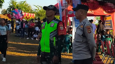 Babinsa dan Bhabinkamtibmas Bersinergi dalam Pengamanan Jalan Santai untuk Memeriahkan HUT RI di Desa Ambengan