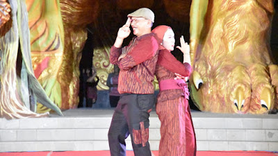 Pesona Endek Buleleng Dandim dan Istri Berjalan di Catwalk BDF 2024