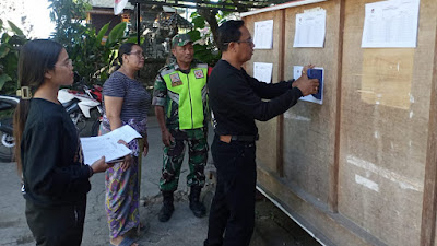 Babinsa Desa Menyali, Serka Ketut Sumarma, Pantau Pemasangan DPS PILKADA 2024